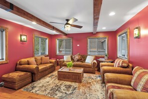 Smart TV, fireplace, table football, books - Friendship Lakefront with Dock, Paddle Boat (Friendship)
