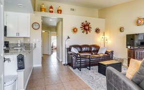 TV - Palm Desert Condo | Pool + Golf Nearby (Palm Desert)