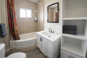 Séchoir à cheveux, serviettes fournies, savon, shampooing