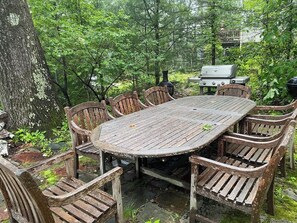 Outdoor dining - Lovely lakefront cottage, filled with light (Westhampton)