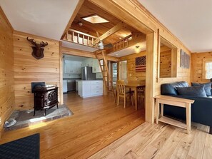 Living area - Lovely lakefront cottage, filled with light (Westhampton)