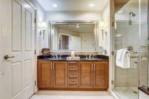 Shower, hair dryer, shampoo - Beautiful Strip View Studio w Balcony 02807 (Las Vegas)