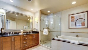 Ein modernes Badezimmer mit einem großen Spiegel, einem Holzwaschtisch, einer Badewanne und einer Duschkabine.