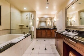 Shower, hair dryer, shampoo - Elegant 1BR Suite at The Signature MGM 3102 (Las Vegas)