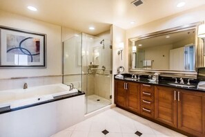 Shower, hair dryer, towels, shampoo - Stunning MGM Studio 5607 (Las Vegas)