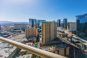 Property grounds - Large 1BR at MGM with Strip View (Las Vegas)