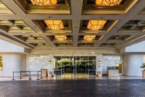 Ein Hotel mit modernem Design, inklusive Glastür und einer Rezeption.