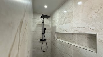 Secador de pelo, toallas, papel higiénico