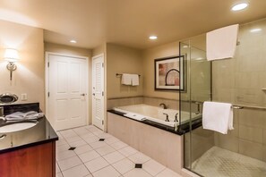 Shower, hair dryer, shampoo - MGM Signature 1BR Balcony 06721 (Las Vegas)