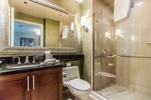 Shower, hair dryer, shampoo - MGM Signature 1BR Balcony 06721 (Las Vegas)