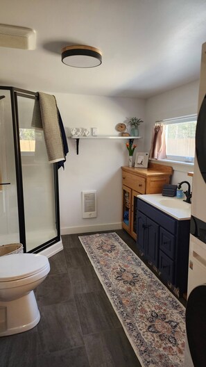 Bathroom - Cozy peaceful 2 Bed Haven minutes from St Andrews (Chamcook)