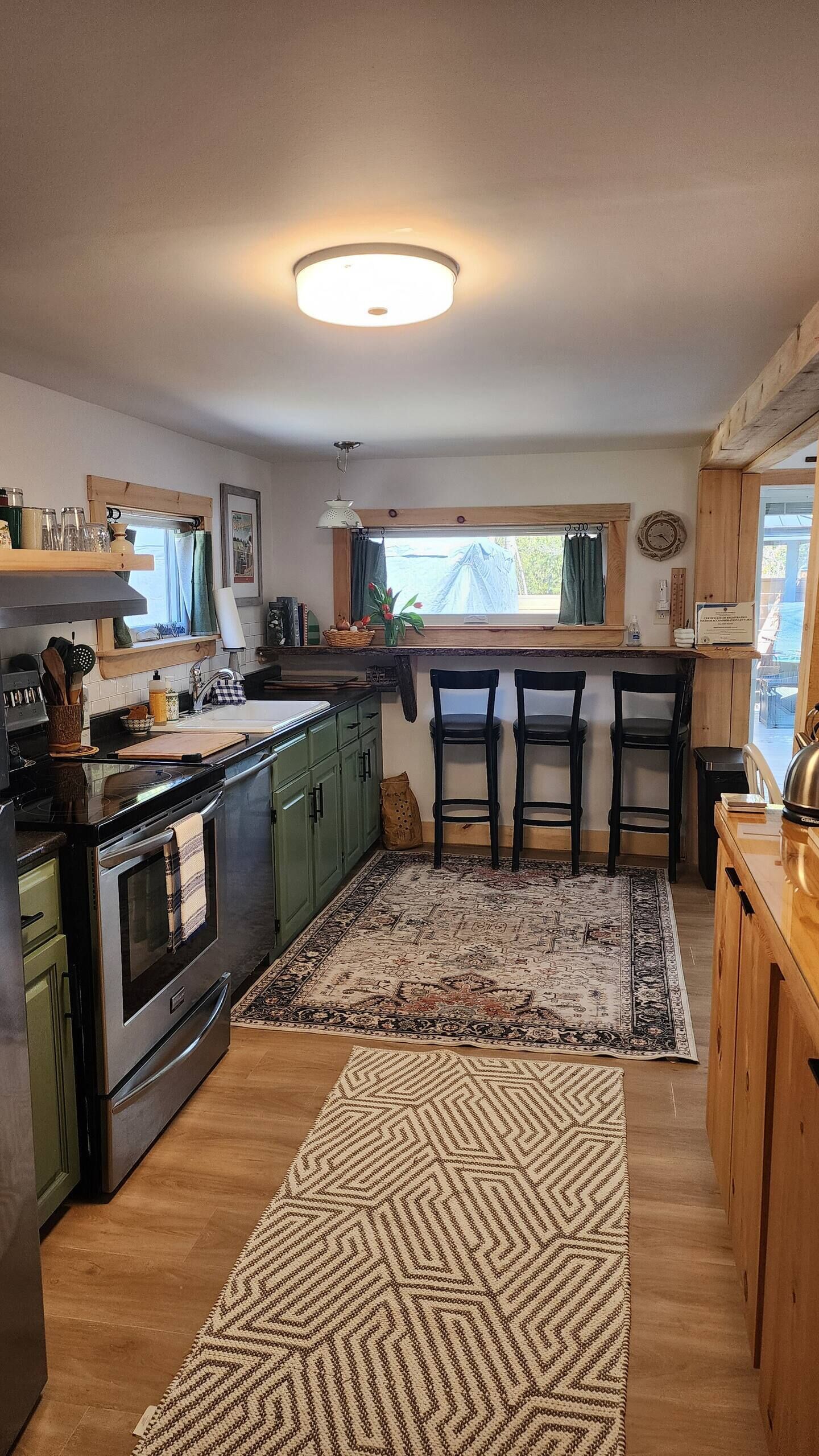 Kylskåp, mikrovågsugn, ugn och spishäll