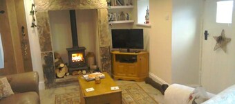 Cosy Cottage Retreat. Log Burner. Courtyard & Starry Skies