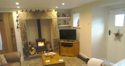 Cosy Cottage Retreat. Log Burner. Courtyard & Starry Skies