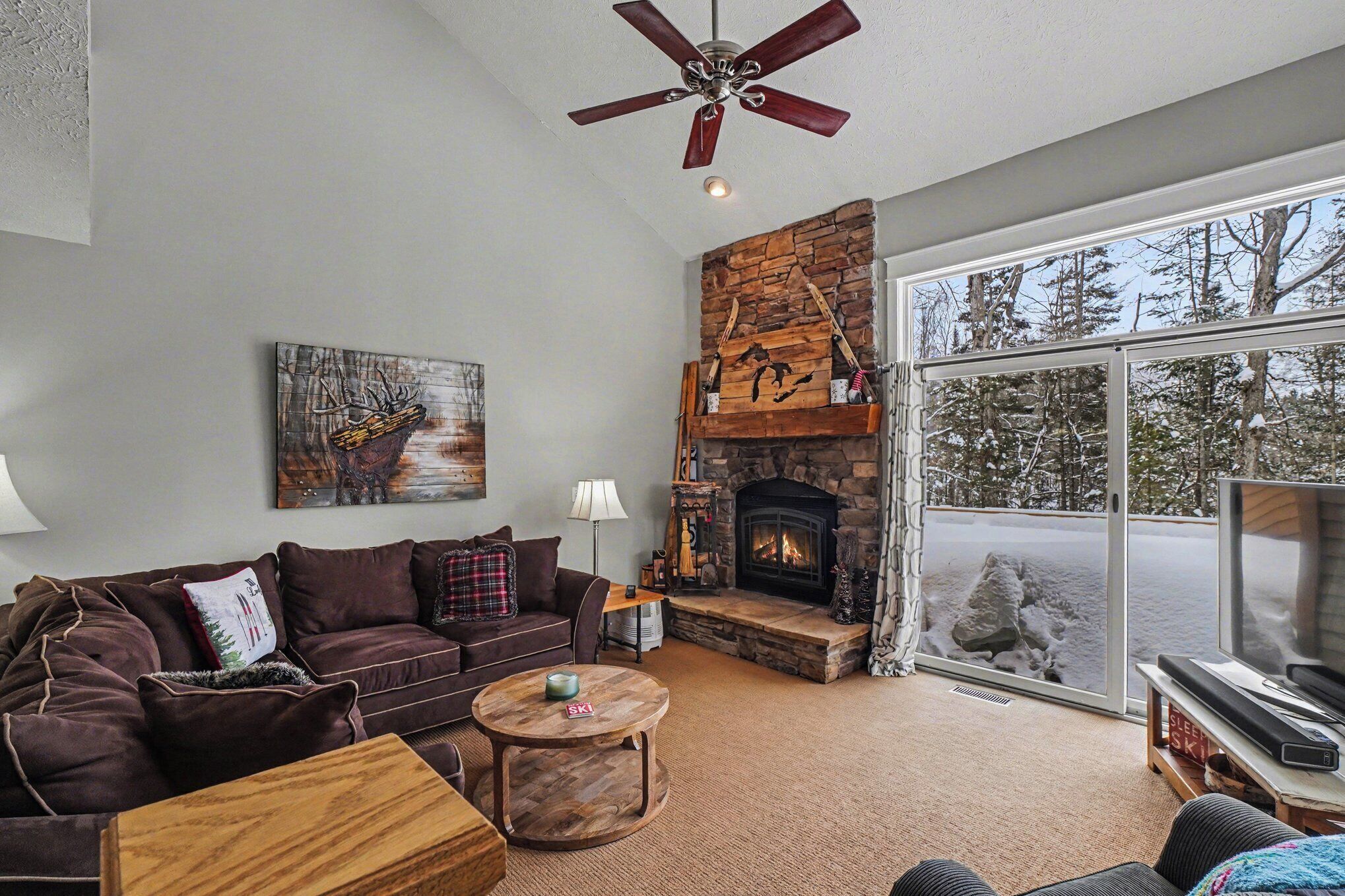 Smart TV, fireplace