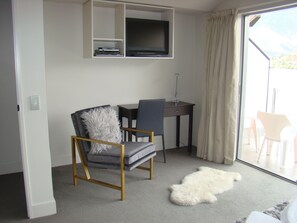 Living area - 3 Level Lakeside Apartment, Magnificent Lake Mountain Views & Ensuite Bathroooms (Queenstown)