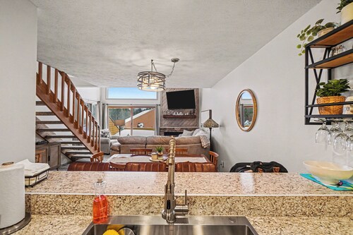 Spacious 2 bdrm, 2 Bath with Loft, 1500 Sq Ft. Many onsite amenities with Golf/Skiing near by!