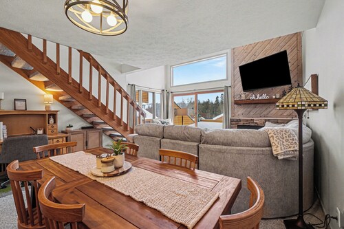 Spacious 2 bdrm, 2 Bath with Loft, 1500 Sq Ft. Many onsite amenities with Golf/Skiing near by!