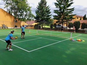 Sports court - Spacious 2 bdrm, 1 Bath Plus, 950 Sq Ft.  Many onsite amenities with Golf/Skiing near by! (Harbor Springs)