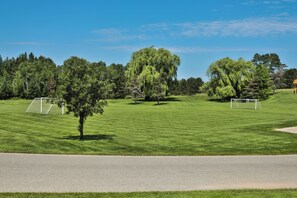 Sports court - Spacious 2 bdrm, 1 Bath Plus, 950 Sq Ft.  Many onsite amenities with Golf/Skiing near by! (Harbor Springs)