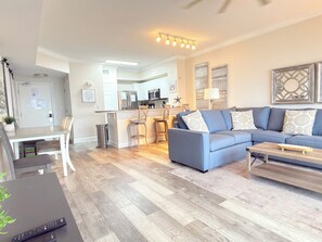 Smart TV, fireplace, video games, books - Gulf Front Master - Close to Pier Park (Panama City Beach)