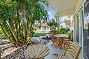 Outdoor dining - Enjoyable 1-bedroom 1-bath condo in charming Marco Island. (Marco Island)