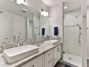 Hair dryer, towels - Spacious 2 bdrm, 2 Bath with Loft, 1380 Sq Ft.  Many onsite amenities with Golf/Skiing near by! (Harbor Springs)