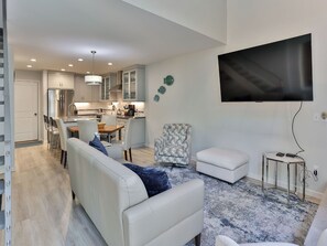 Smart TV, fireplace - Spacious 2 bdrm, 2 Bath with Loft, 1380 Sq Ft.  Many onsite amenities with Golf/Skiing near by! (Harbor Springs)