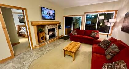 Ski & Golf Getaway Suite - private hot tub - 2 bed