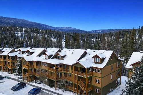 Ski & Golf Getaway Suite - private hot tub - 2 bed