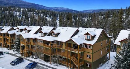 Ski & Golf Getaway Suite - private hot tub - 2 bed