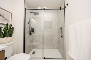 Bathroom - Evergreen Escape: Sauna, Cold Plunge & Hot Tub
Near the beautiful Deception Pass (Oak Harbor)