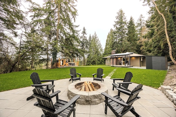 Terrace/patio - Evergreen Escape: Sauna, Cold Plunge & Hot Tub
Near the beautiful Deception Pass (Oak Harbor)