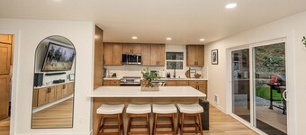 Evergreen Escape: Sauna, Cold Plunge & Hot Tub
Near the beautiful Deception Pass