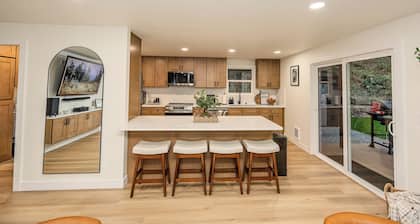 Evergreen Escape: Sauna, Cold Plunge & Hot Tub
Near the beautiful Deception Pass