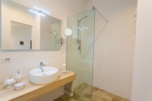 Shower, hair dryer, bidet, towels - Villa Rosa Resort - House 11 (Conversano)