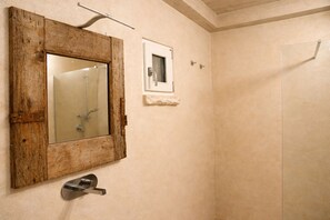 Shower, hair dryer, bidet, towels - Masseria Le Cerase – An Apulian Masseria for 10 People (Conversano)