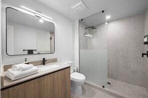 Shower, hair dryer, towels, soap - F2805 - Corner 1BR with 180° Balcony, Pool & Gym in Downtown Miami (Miami)