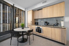 Microwave, oven, stovetop, dishwasher - F2805 - Corner 1BR with 180° Balcony, Pool & Gym in Downtown Miami (Miami)