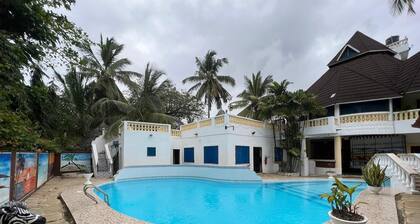 Luxurious 4-bedroom Holiday House With Pool Access in Diani Beach