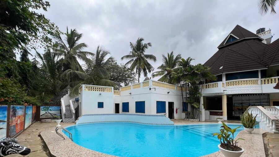 Luxurious 4-bedroom Holiday House With Pool Access in Diani Beach