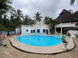 Outdoor pool - Luxurious 4-bedroom Holiday House With Pool Access in Diani Beach (Diani Beach)