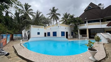 Hồ bơi ngoài trời