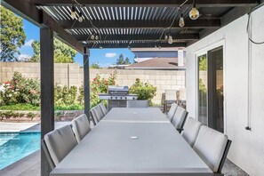 Outdoor dining - The Spartan Villa (Mission Viejo)