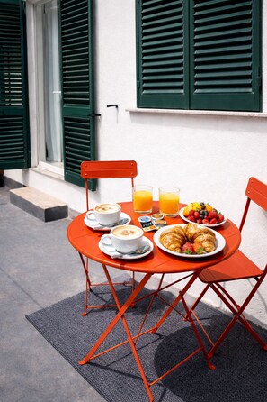 Outdoor dining - Vrbo Property (Meta)