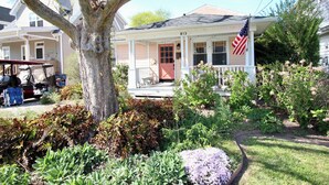Ein Haus mit Veranda, einer amerikanischen Flagge und der Hausnummer 613.