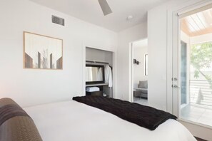 5 bedrooms, in-room safe, desk, iron/ironing board - Modern East Central Downtown Group Home - Rooftop Patio - Walkable - Sleeps 14 (Austin)