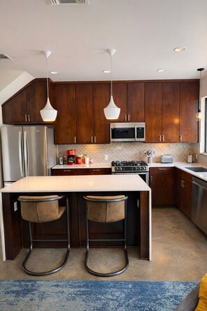 Fridge, microwave, oven, stovetop - Modern East Central Downtown Group Home - Rooftop Patio - Walkable - Sleeps 14 (Austin)