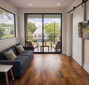 Smart TV, books, stereo - Modern East Central Downtown Group Home - Rooftop Patio - Walkable - Sleeps 14 (Austin)