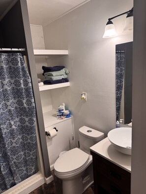 Shower, hair dryer, towels, soap - Slice of Seven @ Rustic Ridge in Granite Dells (Prescott)